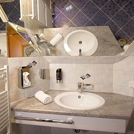 מלון Seehotel Adler 4*
